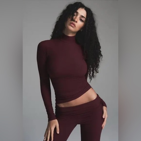 NWT SKIMS Soft Lounge Mock Neck Long Sleeve Top - Limited Edition Bordeaux Small - Picture 1 of 4